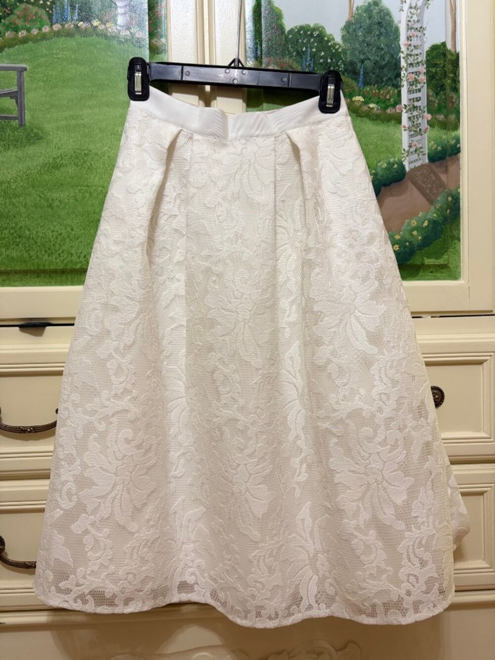 Beautiful Ted Baker A-line midi white skirt in excellent condition (XXS)